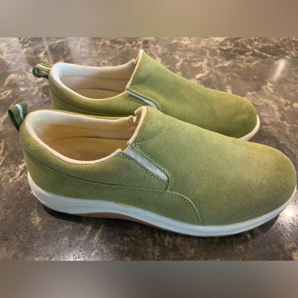 Lands' End Women's Slip-On Suede Sneakers, Excellent, size 8.5 wide width, Cute!